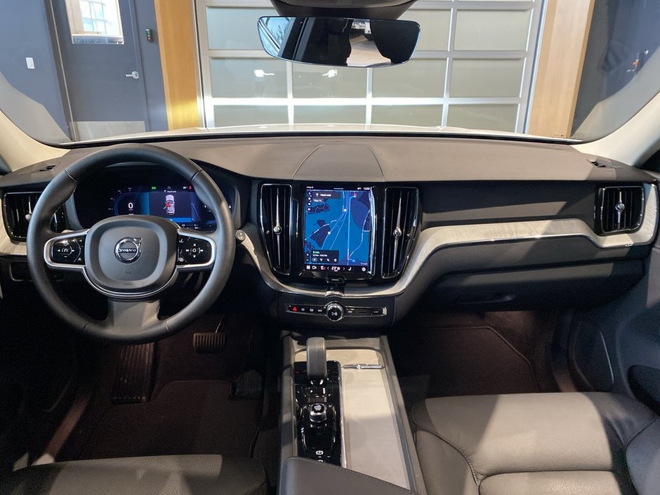 2025 Volvo XC60 Plug-In Hybrid T8 AWD Plus Dark Theme-10