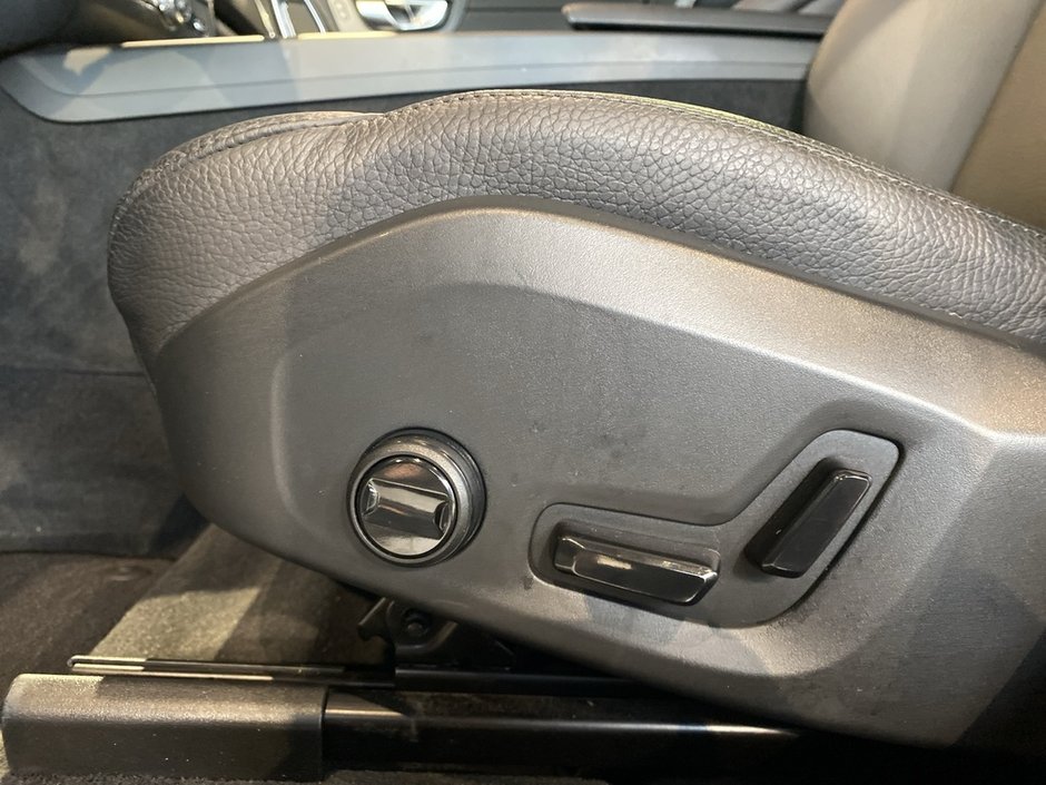 2025 Volvo XC60 Plug-In Hybrid T8 AWD Plus Dark Theme-13