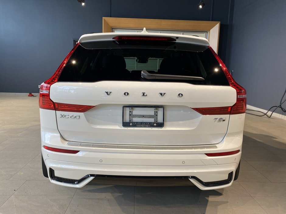 2025 Volvo XC60 Plug-In Hybrid T8 AWD Plus Dark Theme-3