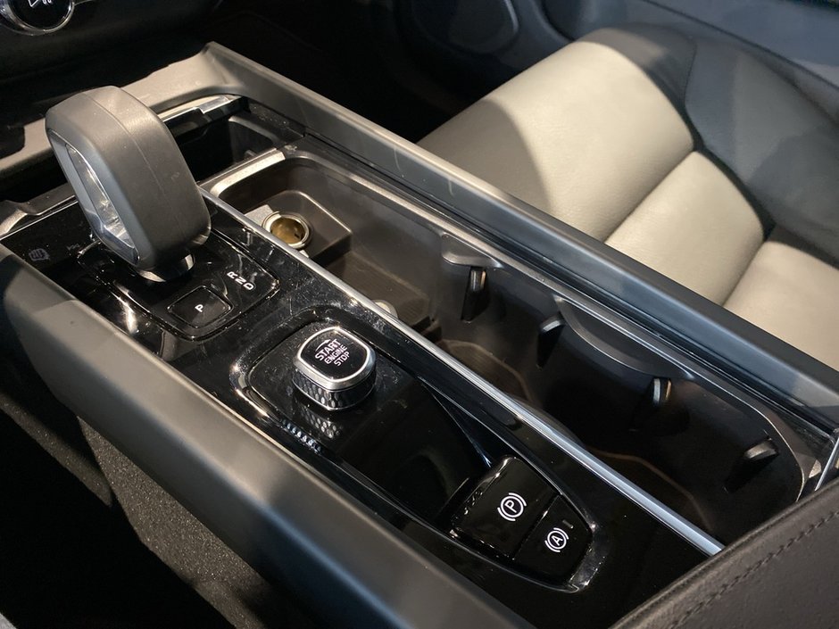 2025 Volvo XC60 Plug-In Hybrid T8 AWD Plus Dark Theme-12