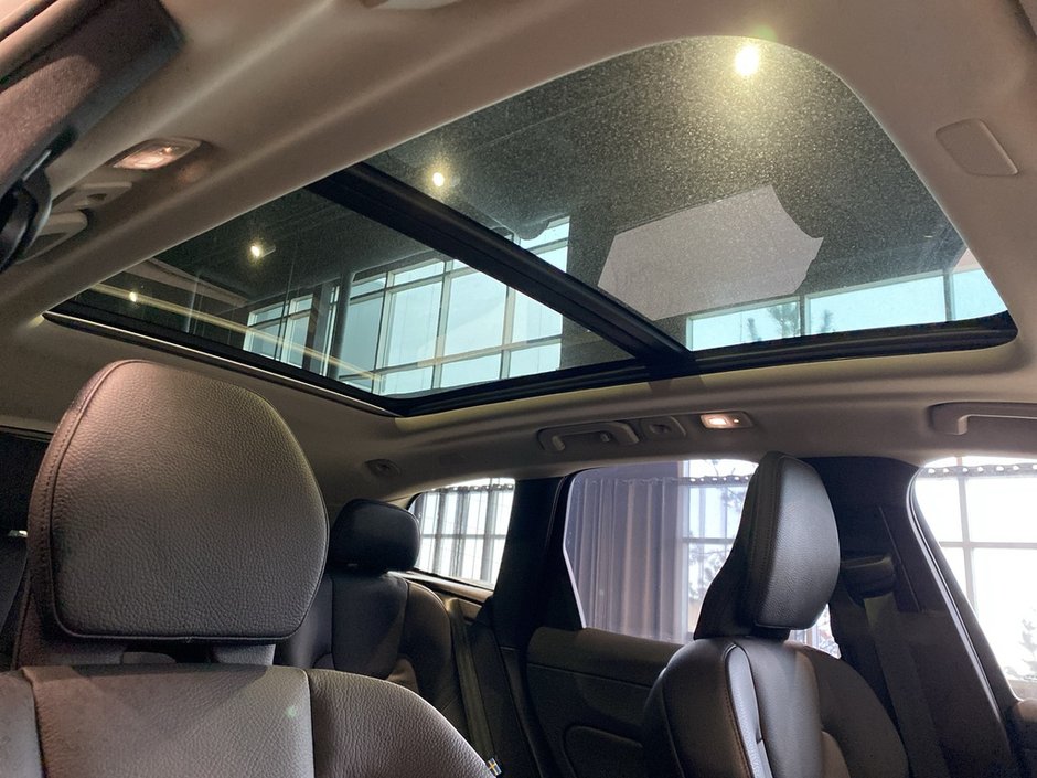 2025 Volvo XC60 Plug-In Hybrid T8 AWD Plus Dark Theme-24