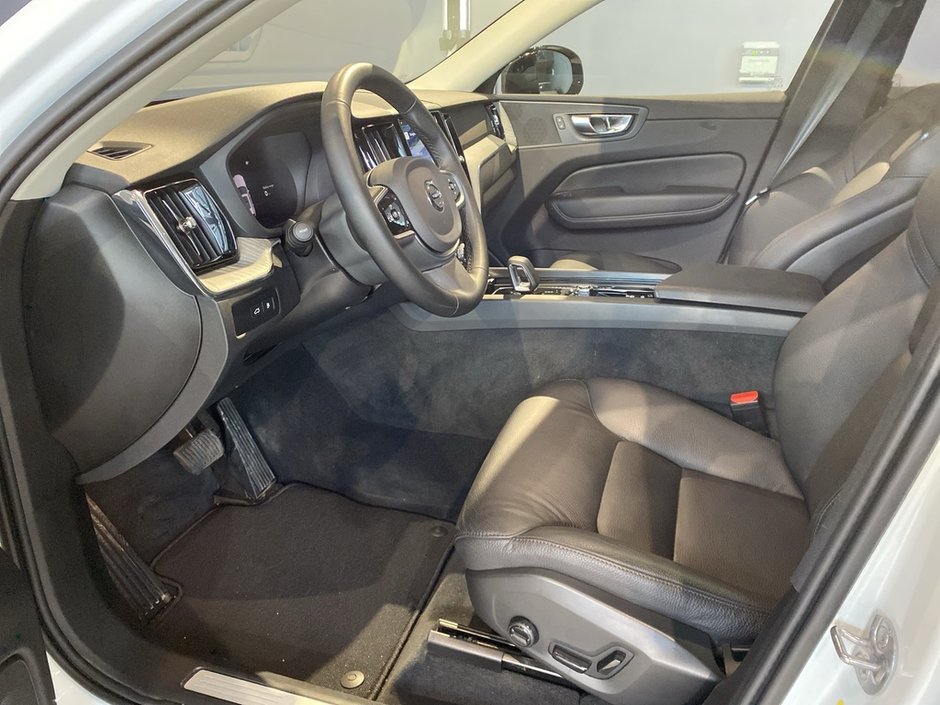 2025 Volvo XC60 Plug-In Hybrid T8 AWD Plus Dark Theme-9