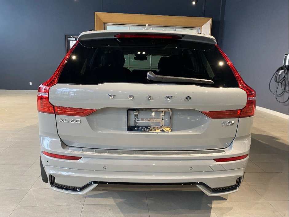 2025 Volvo XC60 Plug-In Hybrid T8 AWD Ultra Dark Theme-3