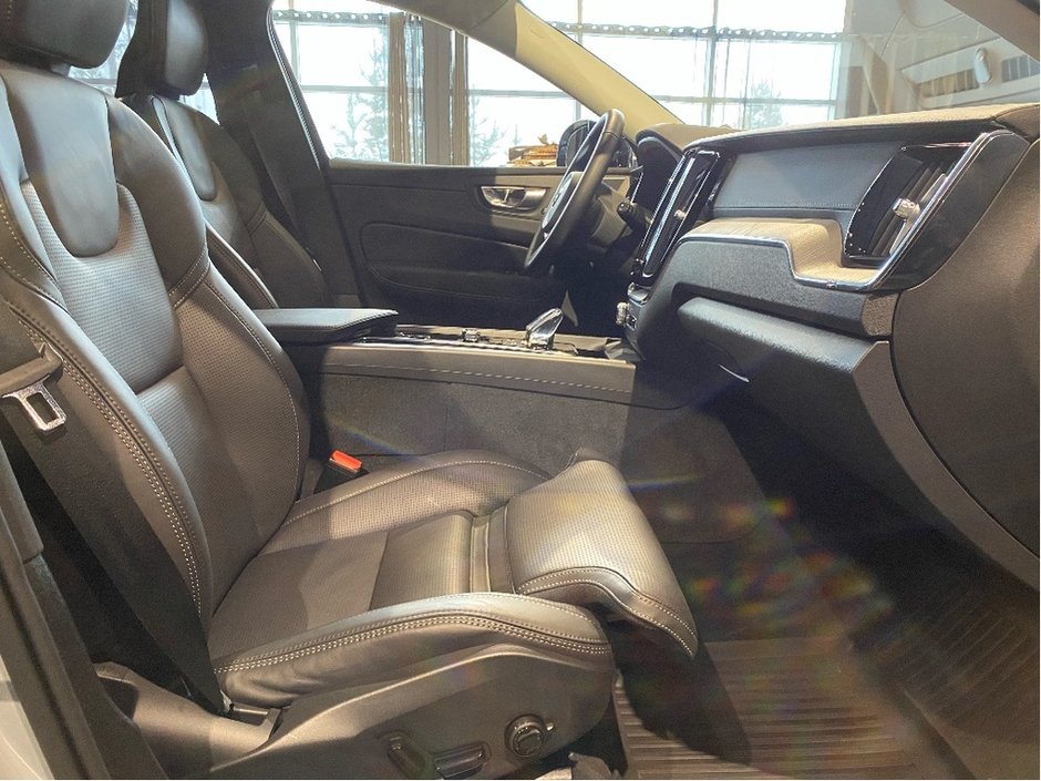 2025 Volvo XC60 Plug-In Hybrid T8 AWD Ultra Dark Theme-21