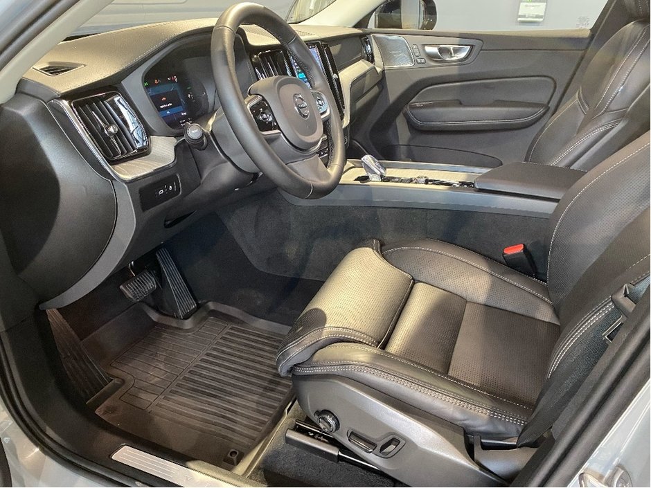 2025 Volvo XC60 Plug-In Hybrid T8 AWD Ultra Dark Theme-9