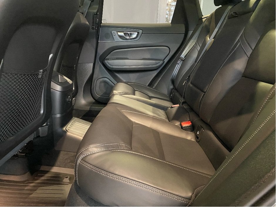 2025 Volvo XC60 Plug-In Hybrid T8 AWD Ultra Dark Theme-17