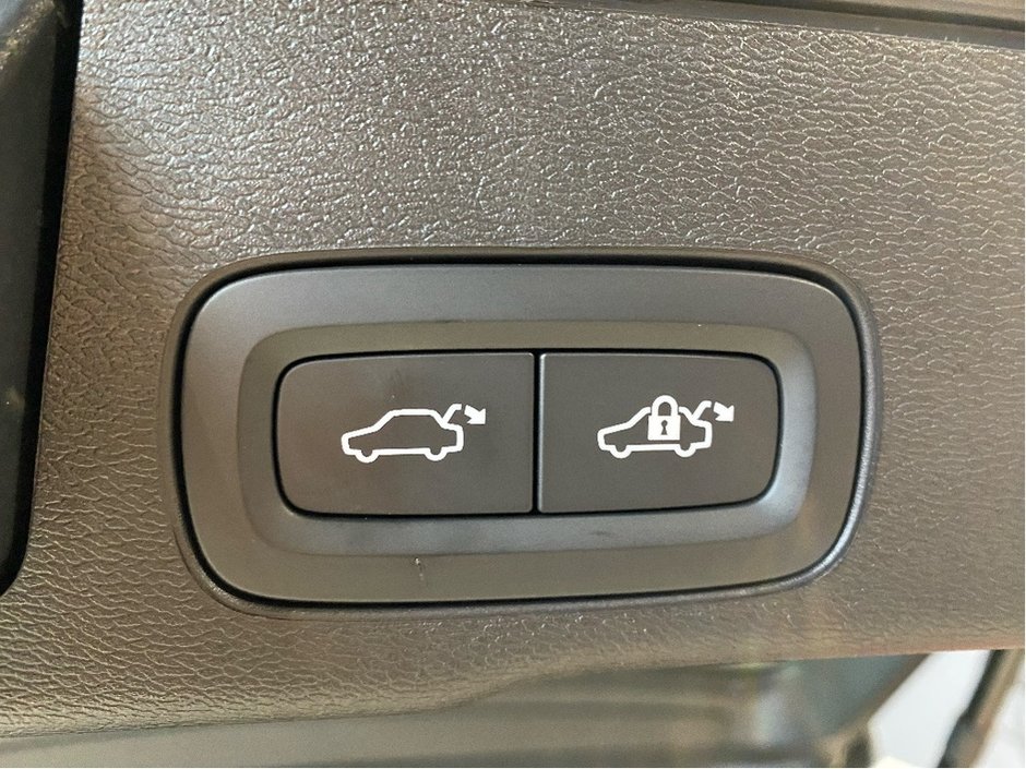 2025 Volvo XC60 Plug-In Hybrid T8 AWD Ultra Dark Theme-19