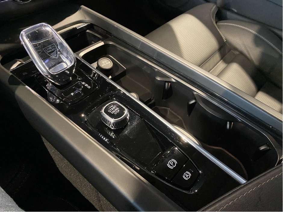 2025 Volvo XC60 Plug-In Hybrid T8 AWD Ultra Dark Theme-12