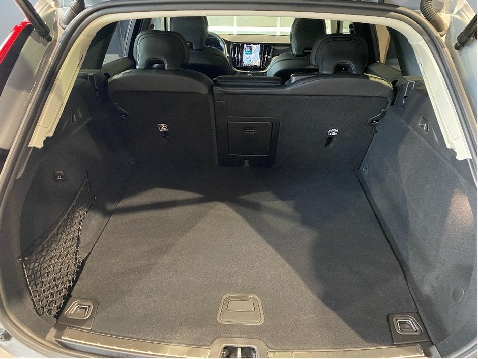 2025 Volvo XC60 Plug-In Hybrid T8 AWD Ultra Dark Theme-18