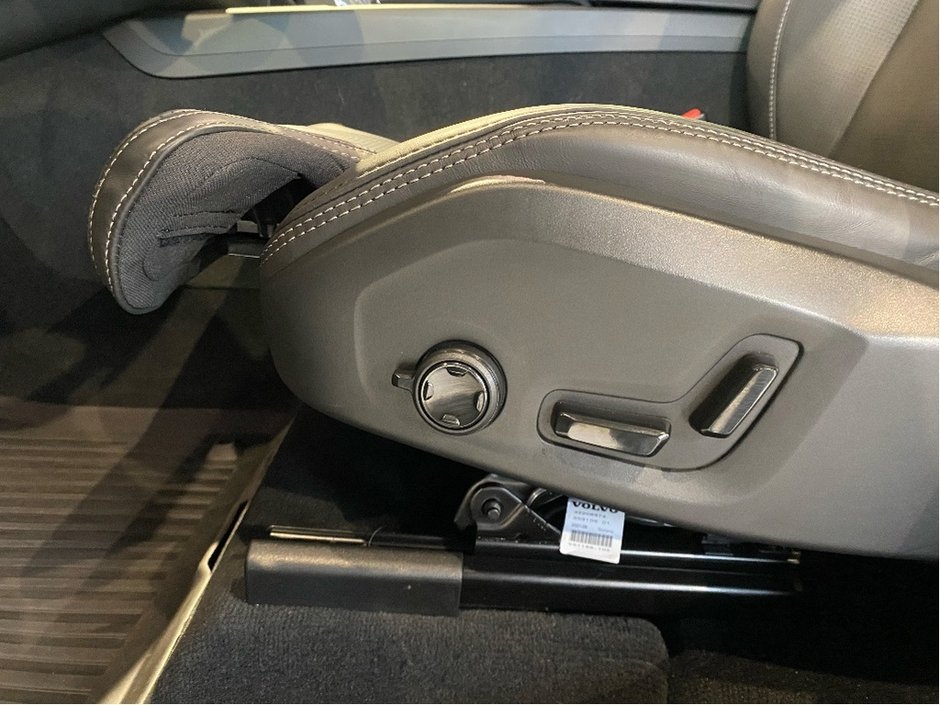 2025 Volvo XC60 Plug-In Hybrid T8 AWD Ultra Dark Theme-13