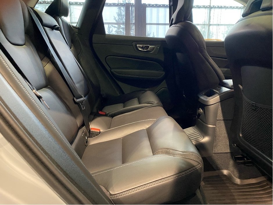 2025 Volvo XC60 Plug-In Hybrid T8 AWD Ultra Dark Theme-20