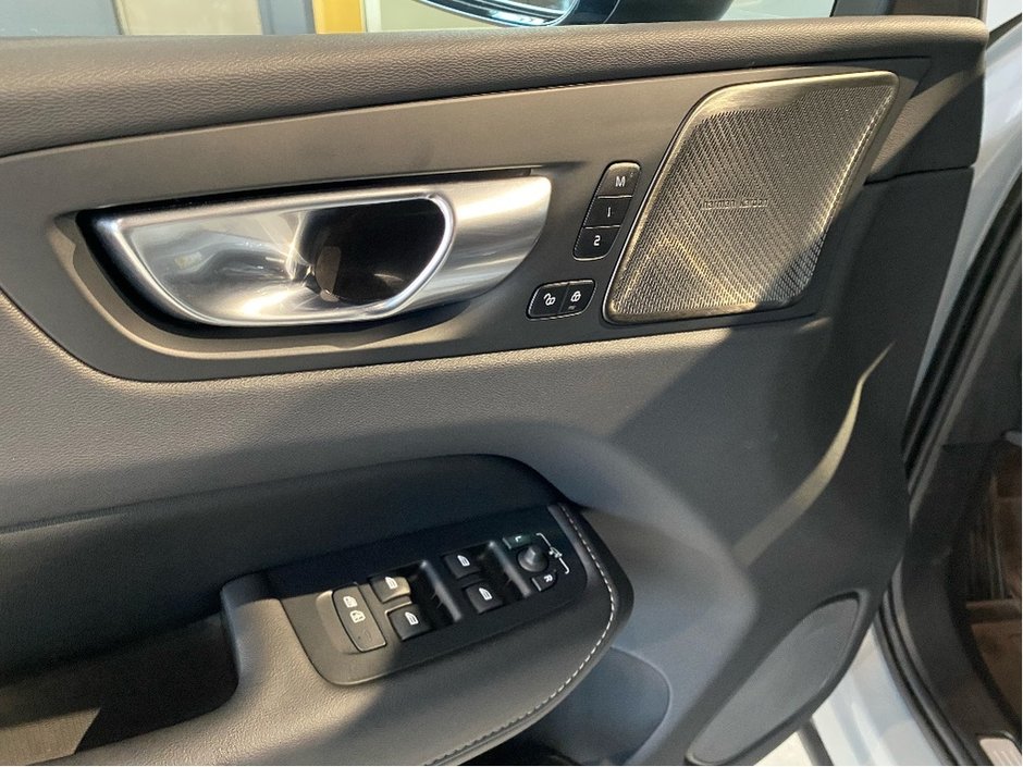 2025 Volvo XC60 Plug-In Hybrid T8 AWD Ultra Dark Theme-11