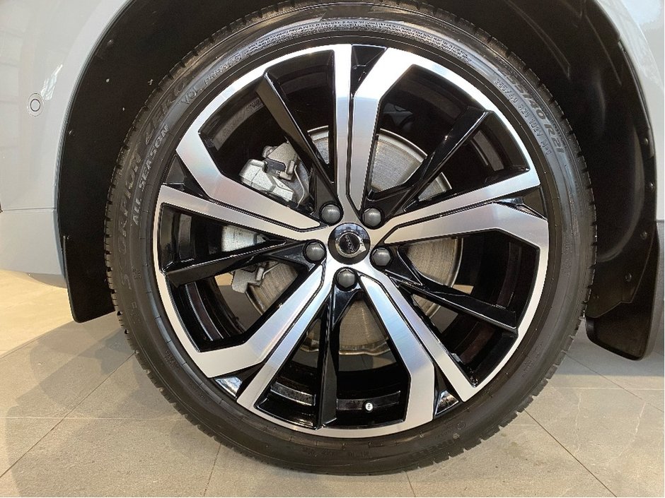 2025 Volvo XC60 Plug-In Hybrid T8 AWD Ultra Dark Theme-8