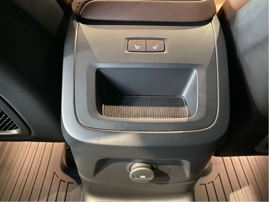 2025 Volvo XC60 Plug-In Hybrid T8 AWD Ultra Dark Theme-19