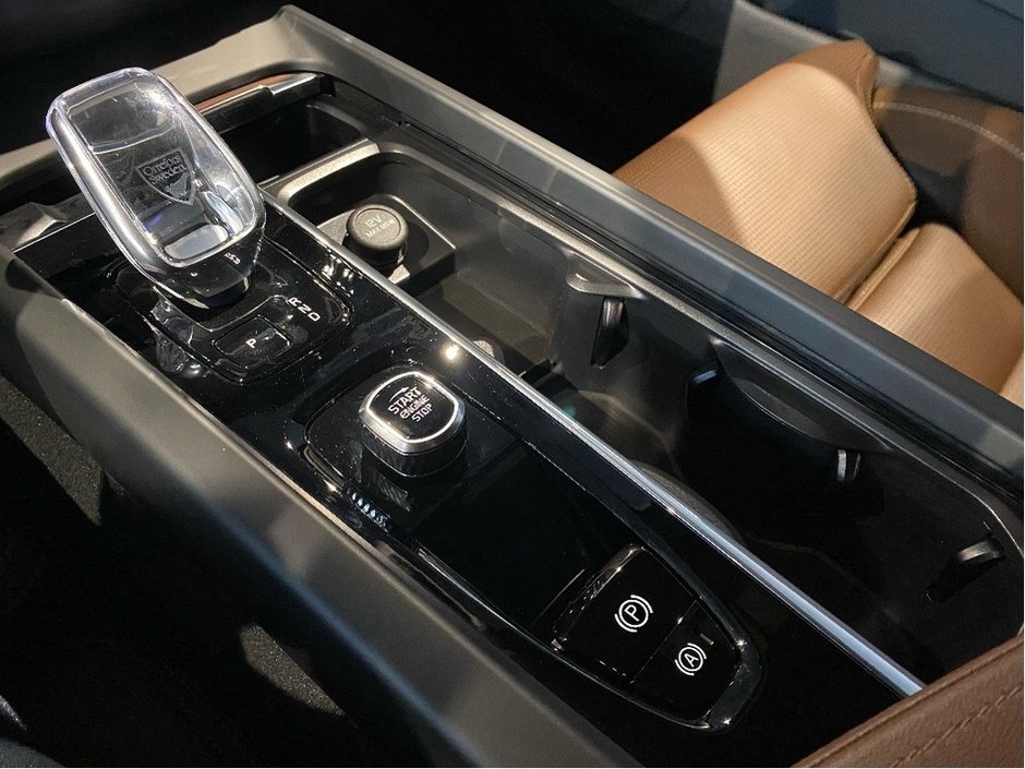 2025 Volvo XC60 Plug-In Hybrid T8 AWD Ultra Dark Theme-12