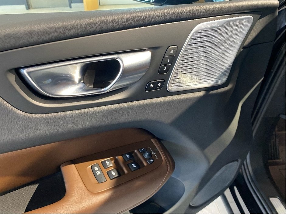 2025 Volvo XC60 Plug-In Hybrid T8 AWD Ultra Dark Theme-11