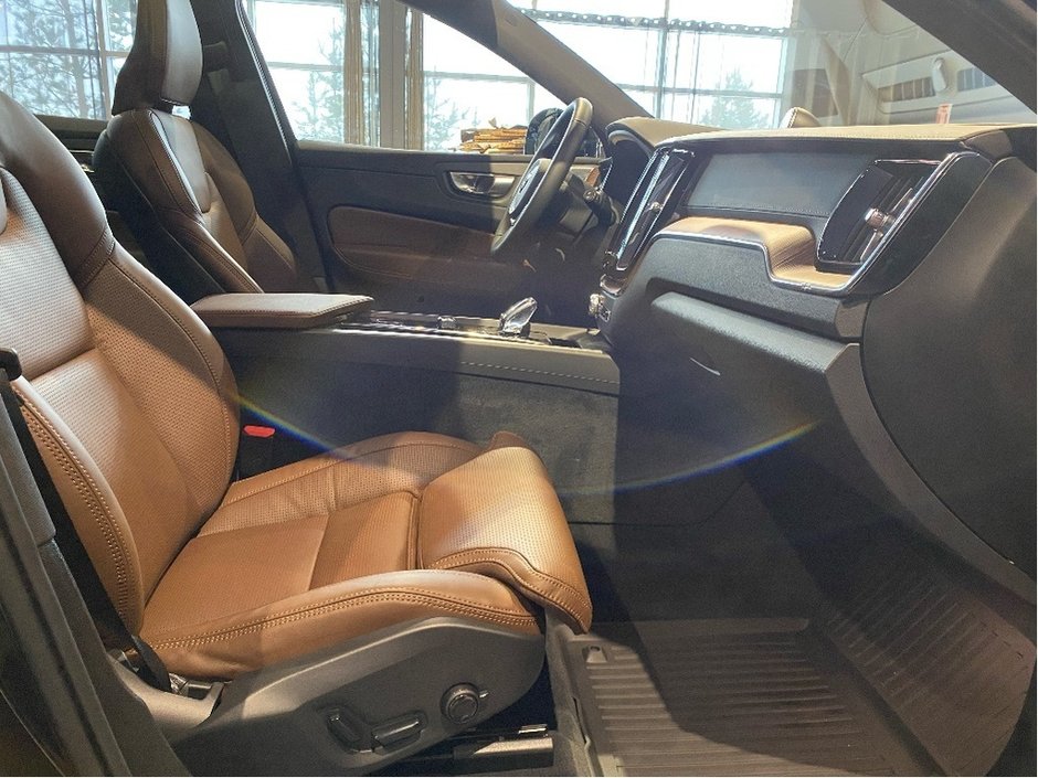 2025 Volvo XC60 Plug-In Hybrid T8 AWD Ultra Dark Theme-23