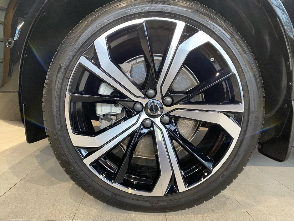 2025 Volvo XC60 Plug-In Hybrid T8 AWD Ultra Dark Theme-8