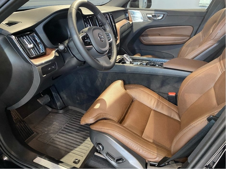 2025 Volvo XC60 Plug-In Hybrid T8 AWD Ultra Dark Theme-9