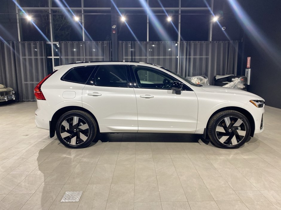 2025 Volvo XC60 Plug-In Hybrid T8 AWD Ultra Dark Theme-5