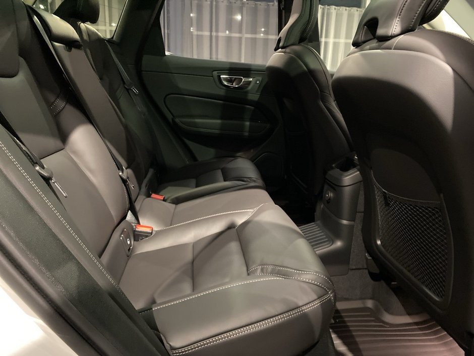 2025 Volvo XC60 Plug-In Hybrid T8 AWD Ultra Dark Theme-21