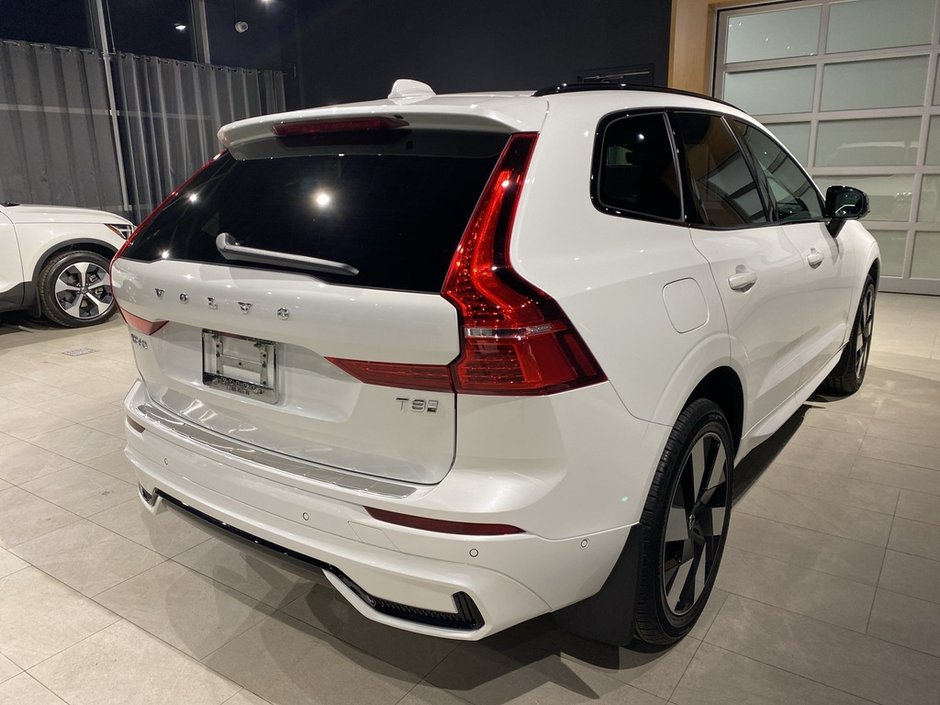 2025 Volvo XC60 Plug-In Hybrid T8 AWD Ultra Dark Theme-4