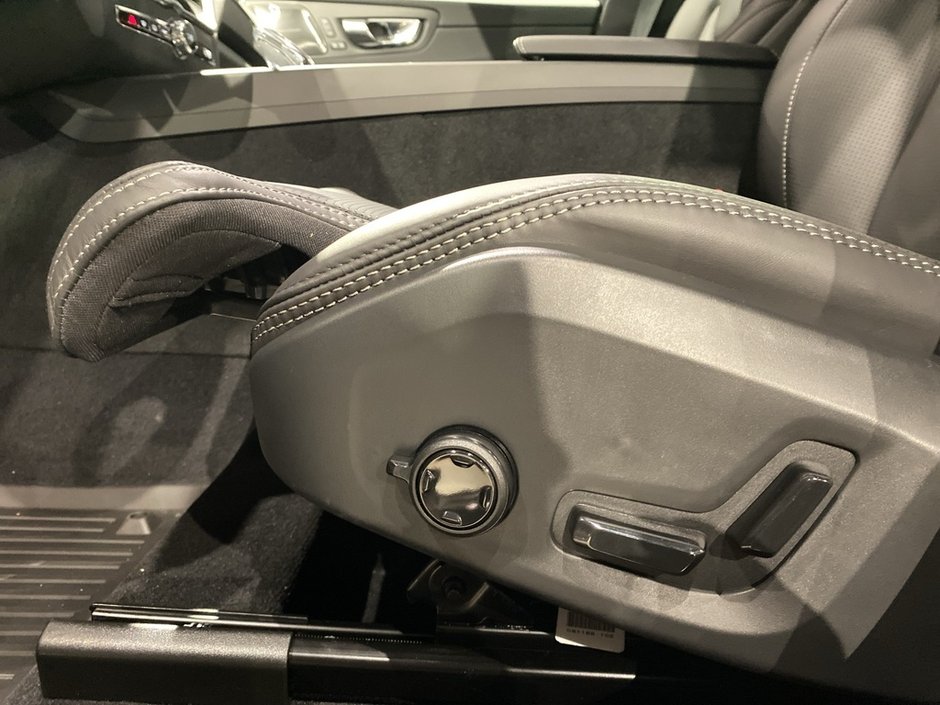 2025 Volvo XC60 Plug-In Hybrid T8 AWD Ultra Dark Theme-13