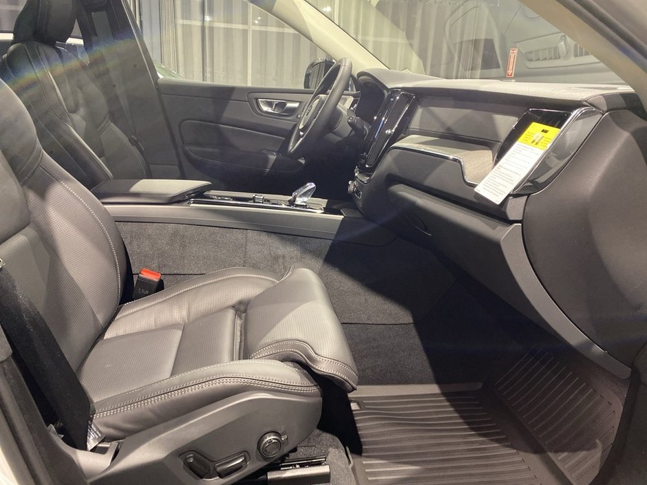 2025 Volvo XC60 Plug-In Hybrid T8 AWD Ultra Dark Theme-22