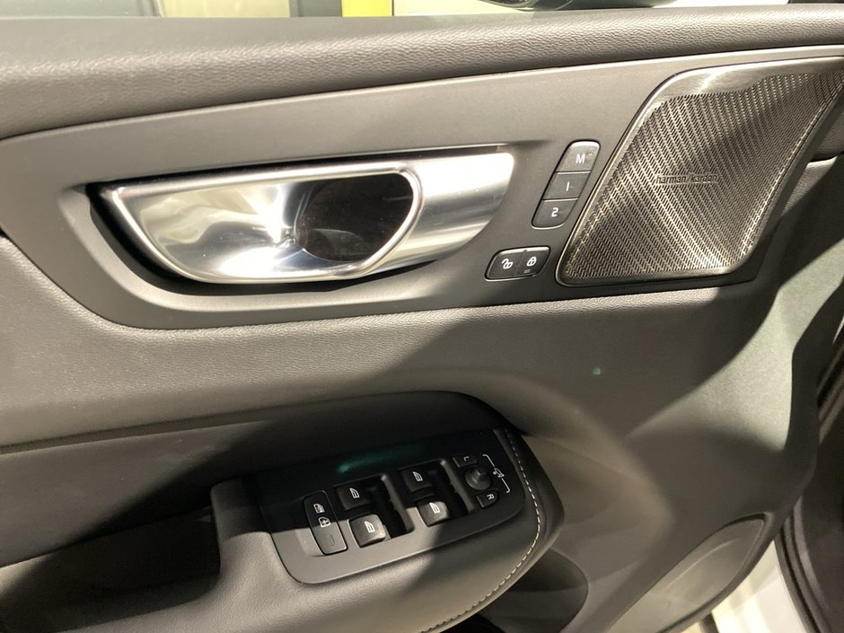 2025 Volvo XC60 Plug-In Hybrid T8 AWD Ultra Dark Theme-11