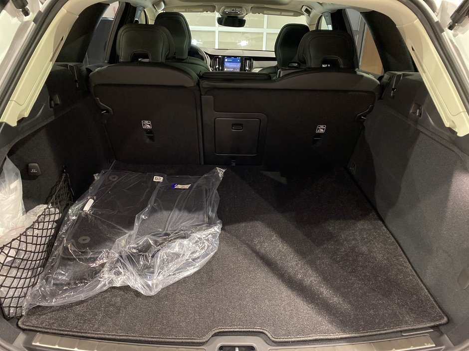 2025 Volvo XC60 Plug-In Hybrid T8 AWD Ultra Dark Theme-19