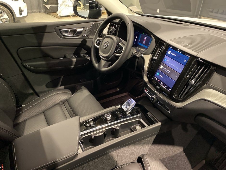 2025 Volvo XC60 Plug-In Hybrid T8 AWD Ultra Dark Theme-23