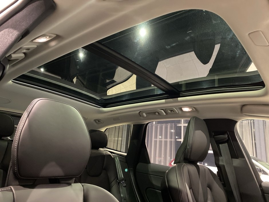 2025 Volvo XC60 Plug-In Hybrid T8 AWD Ultra Dark Theme-24