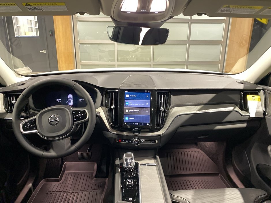 2025 Volvo XC60 Plug-In Hybrid T8 AWD Ultra Dark Theme-10