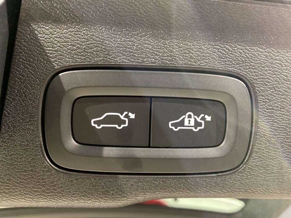 2025 Volvo XC60 Plug-In Hybrid T8 AWD Ultra Dark Theme-20