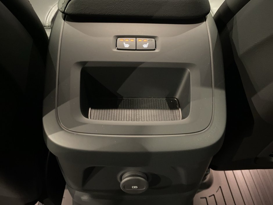 2025 Volvo XC60 Plug-In Hybrid T8 AWD Ultra Dark Theme-18