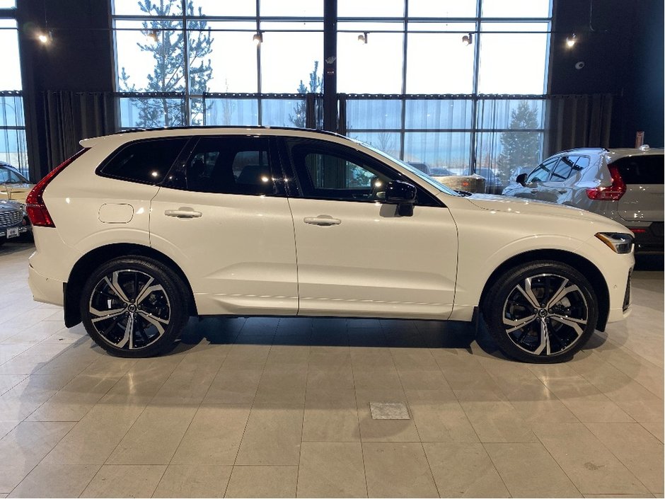 2025 Volvo XC60 Plug-In Hybrid T8 AWD Ultra Dark Theme-5