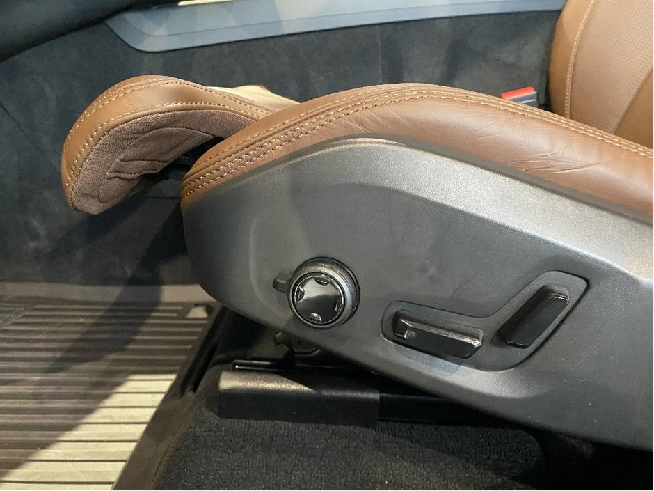 2025 Volvo XC60 Plug-In Hybrid T8 AWD Ultra Dark Theme-13