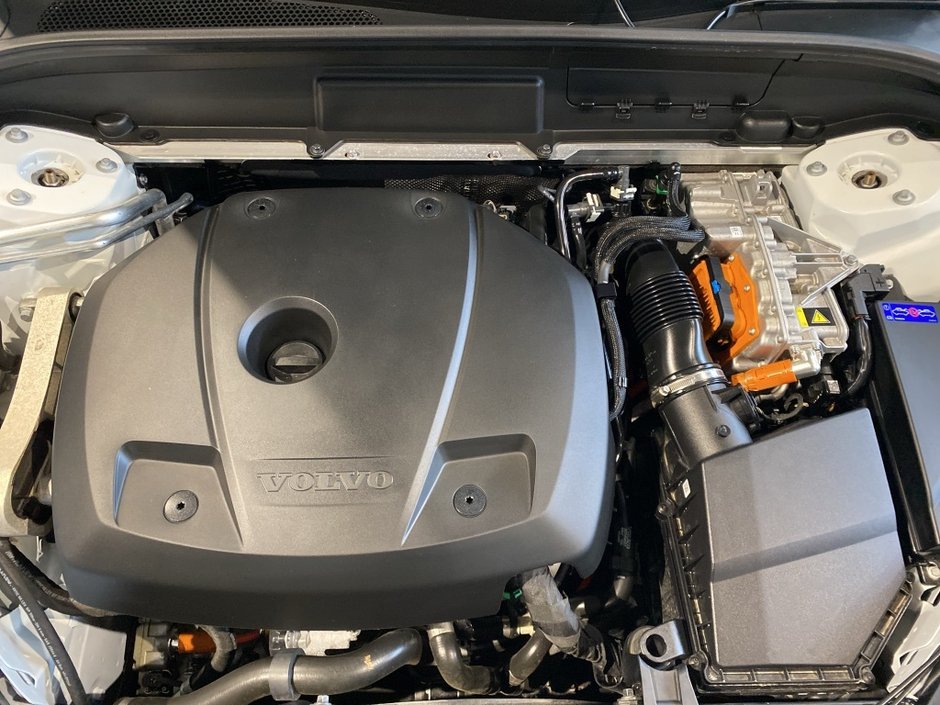 2025 Volvo XC60 Plug-In Hybrid T8 AWD Ultra Dark Theme-26