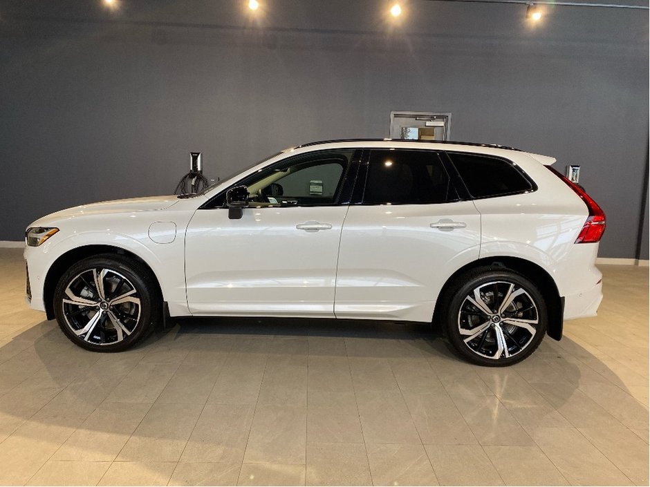 2025 Volvo XC60 Plug-In Hybrid T8 AWD Ultra Dark Theme-1
