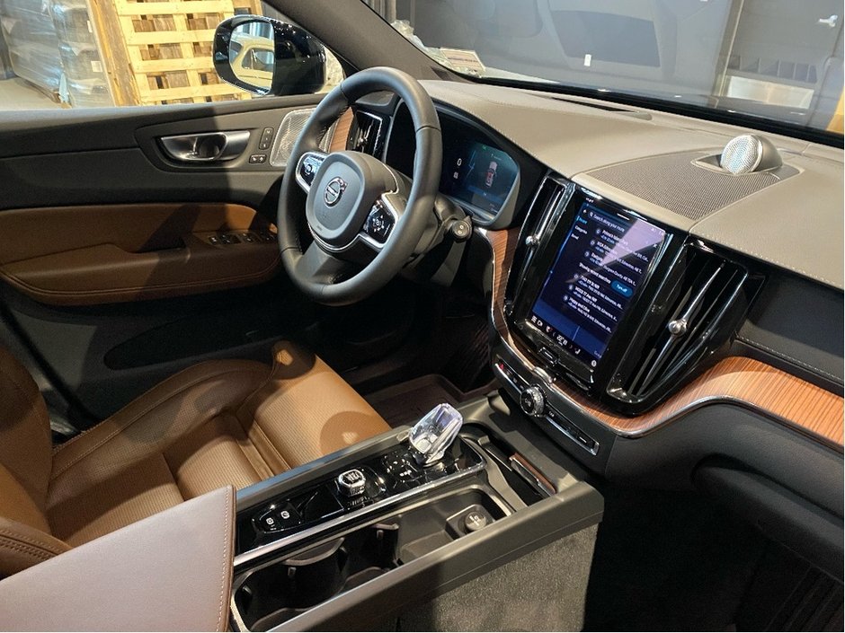 2025 Volvo XC60 Plug-In Hybrid T8 AWD Ultra Dark Theme-24