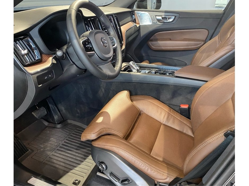 2025 Volvo XC60 Plug-In Hybrid T8 AWD Ultra Dark Theme-9