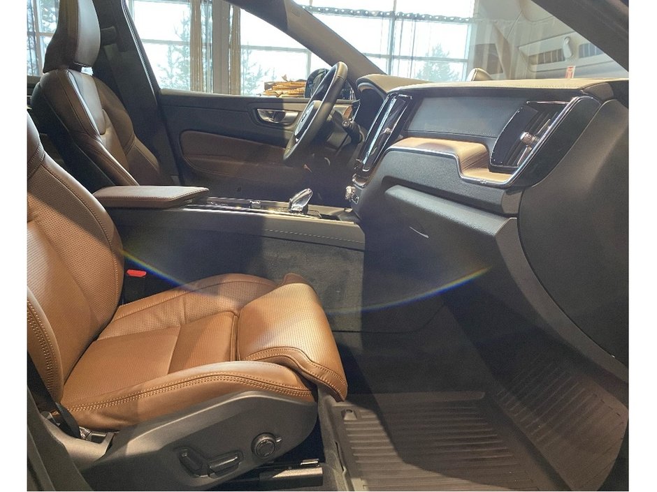 2025 Volvo XC60 Plug-In Hybrid T8 AWD Ultra Dark Theme-23