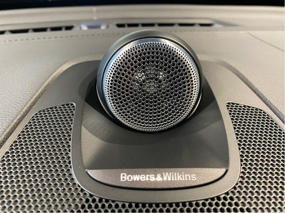 2025 Volvo XC60 Plug-In Hybrid T8 AWD Ultra Dark Theme-16