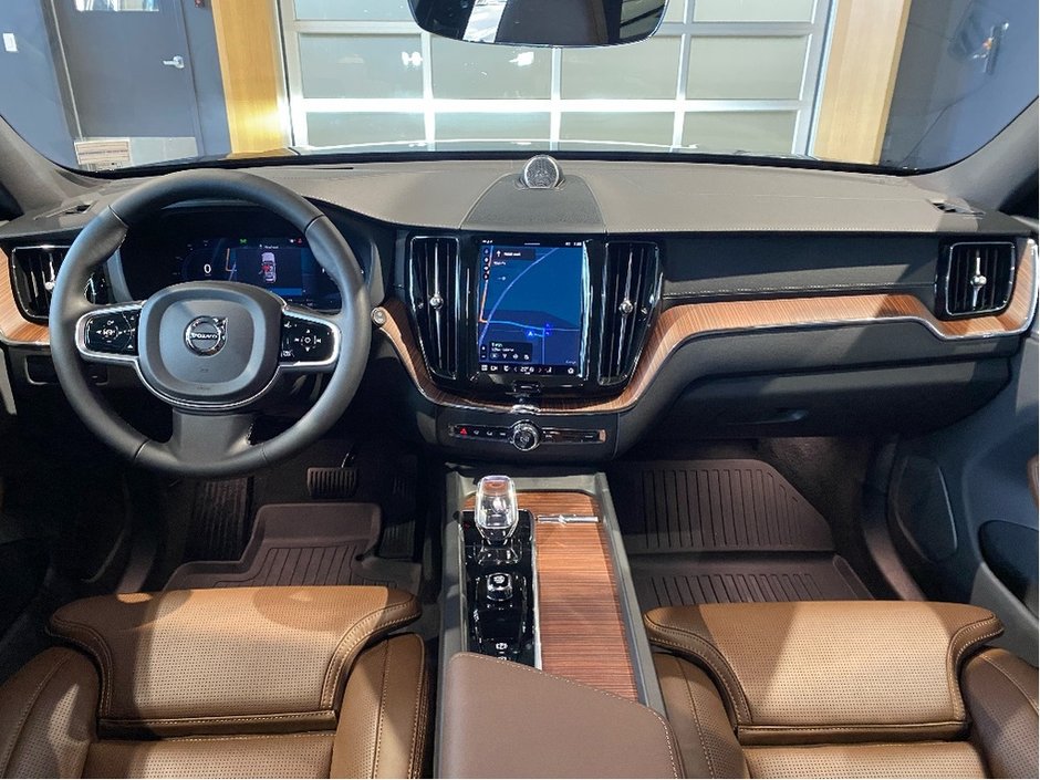 2025 Volvo XC60 Plug-In Hybrid T8 AWD Ultra Dark Theme-10