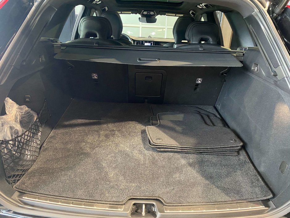 2025 Volvo XC60 Plug-In Hybrid T8 AWD Ultra Black Edition-20