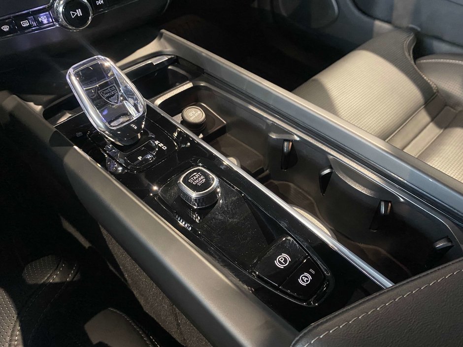 2025 Volvo XC60 Plug-In Hybrid T8 AWD Ultra Black Edition-12