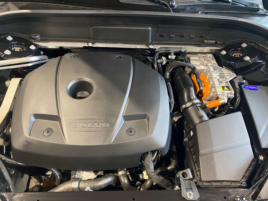 2025 Volvo XC60 Plug-In Hybrid T8 AWD Ultra Black Edition-26