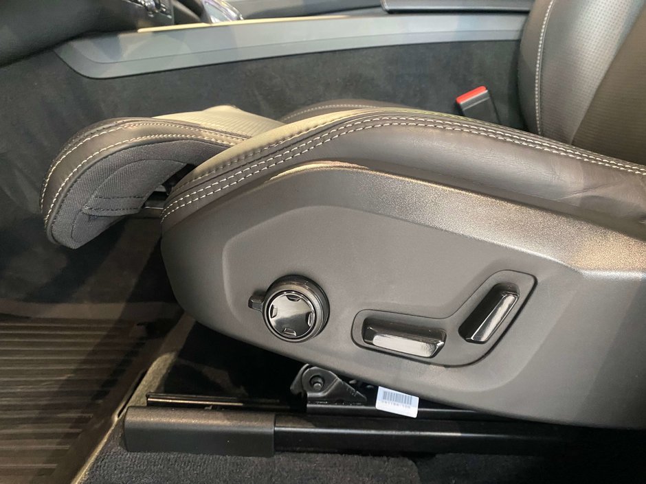 2025 Volvo XC60 Plug-In Hybrid T8 AWD Ultra Black Edition-13