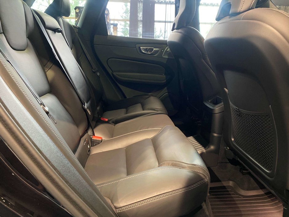 2025 Volvo XC60 Plug-In Hybrid T8 AWD Ultra Black Edition-22