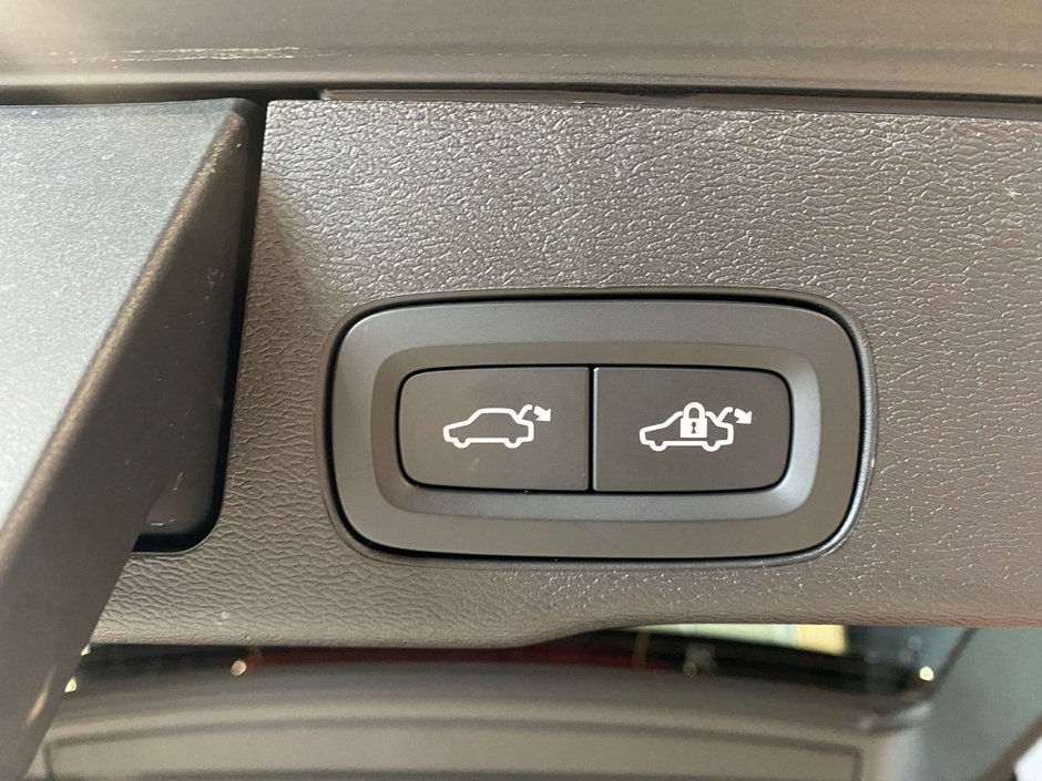 2025 Volvo XC60 Plug-In Hybrid T8 AWD Ultra Black Edition-21